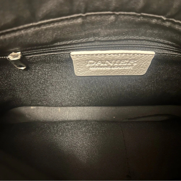 Danier beautiful saddle purse in mint condition. Crossbody with tassles - Picture 4 of 9